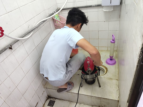 麻涌管道堵塞冒臭气 专业师傅现场解决问题